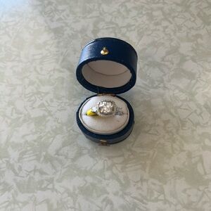 Elegant 18K White Gold Diamond Women's Ring